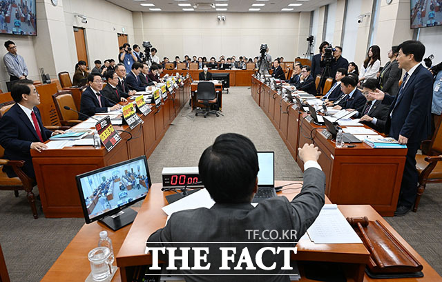 기획예산처에 대한 국정감사 개회를 앞두고 재경위 여당 간사인 오기형 더불어민주당 의원과 야당 간사인 배준영 국민의힘 의원이 언쟁을 벌이고 있다.