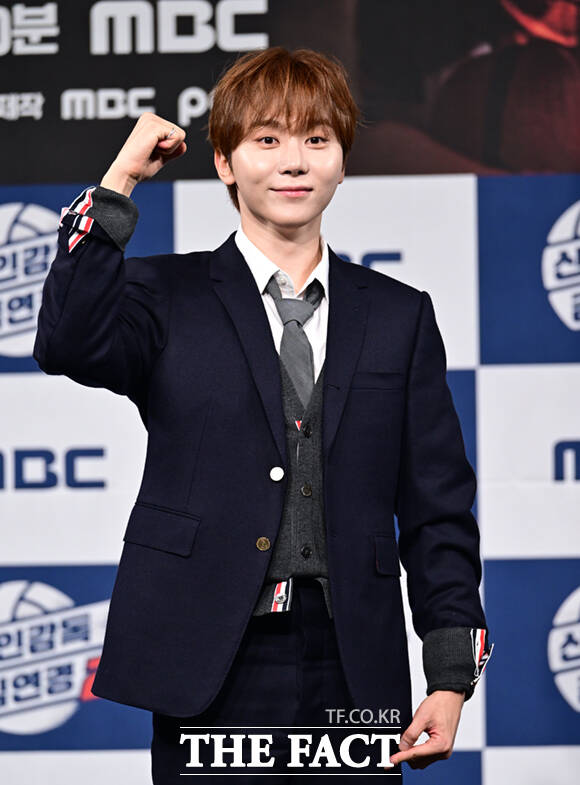 '배구 여제' 김연경(왼쪽)과 세븐틴 부승관이 8일 오후 서울 마포구 상암동 MBC 골든마우스홀에서 열린 MBC 새 예능프로그램 '신인감독 김연경' 시즌2(이하 '신인감독 김연경2') 제작발표회에 참석해 포즈를 취하고 있다. /이새롬 기자