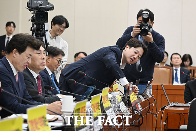이준석 개혁신당 의원이 피켓을 확인하고 있다.