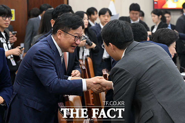 정점식 국민의힘 원내대표가 8일 오후 서울 여의도 국회 정무위원회에서 열린 금융위원회 등에 대한 국정감사장을 방문해 유동수 위원장에게 인사를 하고 있다. /국회=서예원 기자