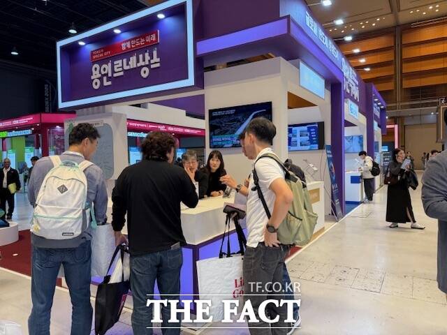 지난해 열린 반도체대전에서 용인시 전시관을 찾은 관람객들이 관계자와 상담하는 모습. /용인시