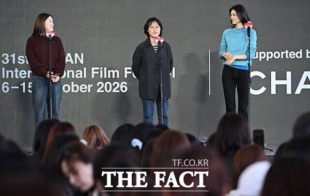 정주리 감독(왼쪽)과 배우 김도연이 8일 오전 부산 해운대구 영화의전당 루프씨어터에서 열린 '도라' 야외무대인사 행사에 참석해 포즈를 취하고 있다. /부산=박헌우 기자
