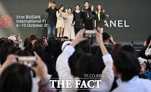 송일곤 감독과 배우 박서경, 김혜자, 최주은, 문성현, 이세영(왼쪽부터)이 8일 오후 부산 해운대구 영화의전당 루프씨어터에서 열린 '여전히 찬란하게' 야외무대인사 행사에 참석해 포즈를 취하고 있다. /부산=박헌우 기자