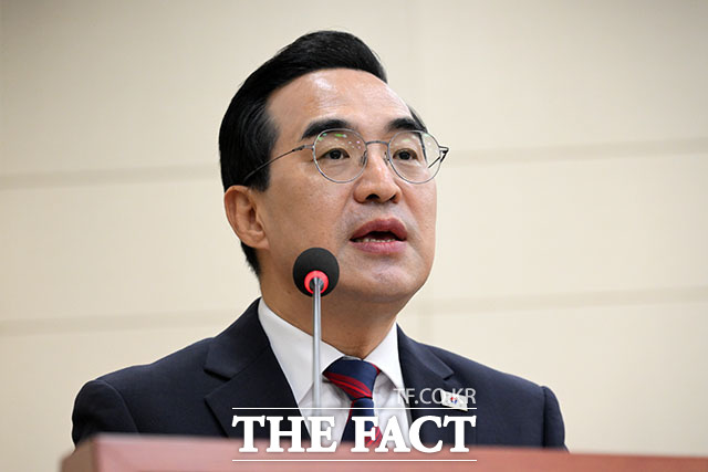 박홍근 기획예산처 장관이 조승래 위원장에게 선서문을 제출하고 있다.