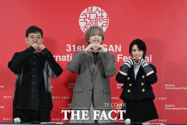 타케무라 켄타로 감독과 배우 미치에다 슌스케, 안자이 세이라(왼쪽부터)가 8일 오후 부산 해운대구 영화의전당 비프힐에서 열린 '아름다운 초저녁달' 기자간담회에 참석한 가운데 미치에다 슌스케가 취재진의 질의에 답하고 있다. /부산=김성렬 기자