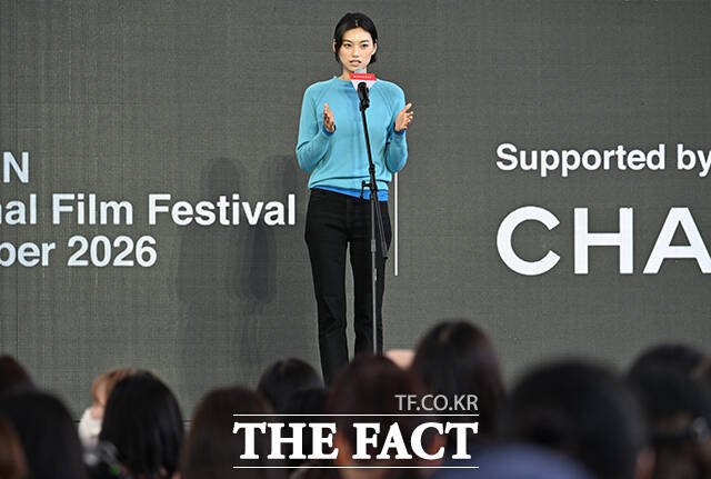 배우 김도연이 8일 오후 부산 해운대구 영화의전당 루프씨어터에서 열린 'BIFF의 발견, 빛나는 신예' 야외무대인사 행사에 참석해 손을 흔들고 있다. /부산=박헌우 기자