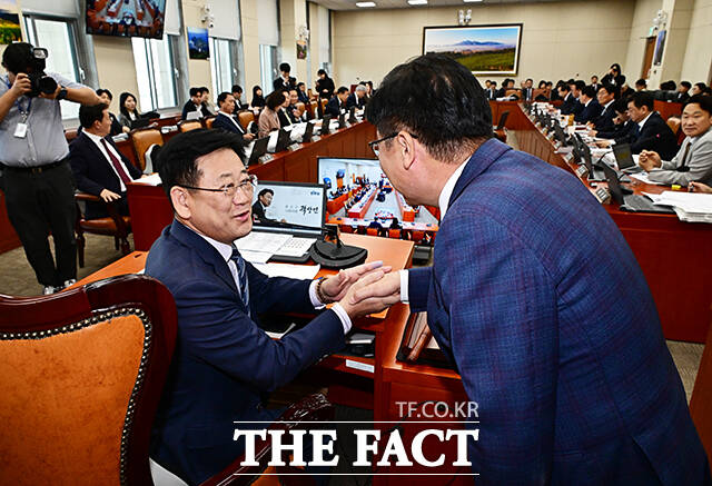 김정호 위원장(왼쪽)과 인사하는 정점식 국민의힘 원내대표.
