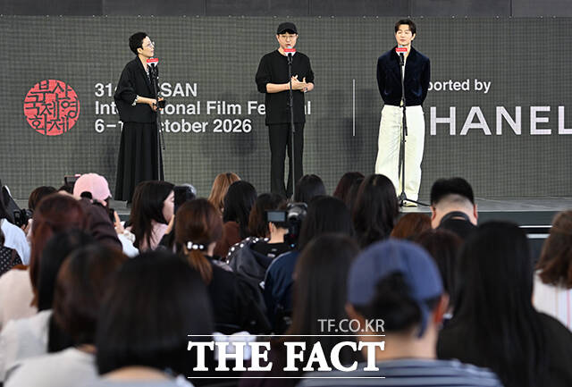 홍성민 감독(왼쪽)과 배우 정성일이 8일 오후 부산 해운대구 영화의전당 루프씨어터에서 열린 '자필' 야외무대인사 행사에 참석해 포즈를 취하고 있다. /부산=박헌우 기자