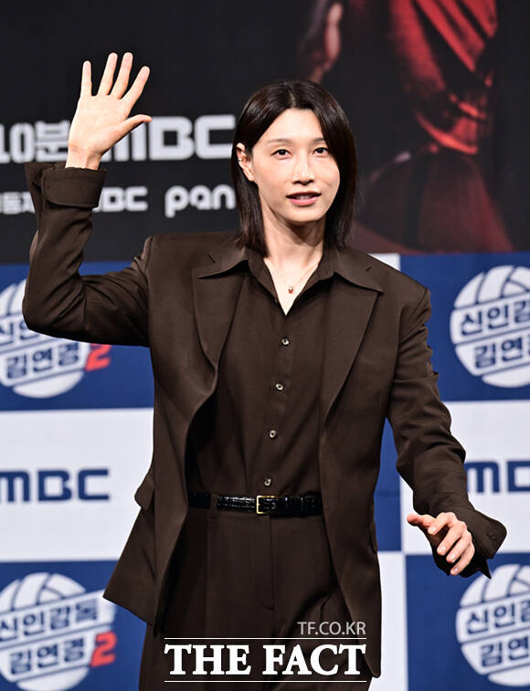 국가대표 배구선수 출신 김연경이 8일 오후 서울 마포구 상암동 MBC 골든마우스홀에서 열린 MBC 새 예능프로그램 '신인감독 김연경' 시즌2(이하 '신인감독 김연경2') 제작발표회에 참석해 포즈를 취하고 있다. /이새롬 기자