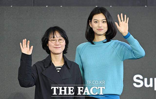 정주리 감독(왼쪽)과 배우 김도연이 8일 오전 부산 해운대구 영화의전당 루프씨어터에서 열린 '도라' 야외무대인사 행사에 참석해 포즈를 취하고 있다. /부산=박헌우 기자
