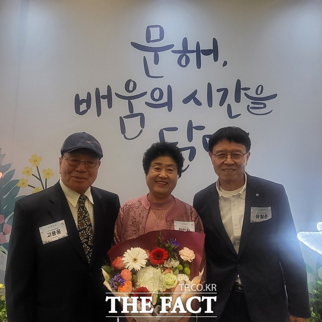 경기도교육청평생학습관 봄날학교 학생들이 8일 열린 '2026년 경기도 문해의 달 시상식'에서 수상한 뒤 기념촬영을 하고 있다. 왼쪽부터 고용웅·최만자·유필준 학생. /경기도교육청