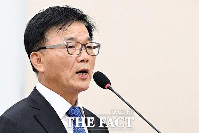 증인 선서하는 이억원 금융위원장.