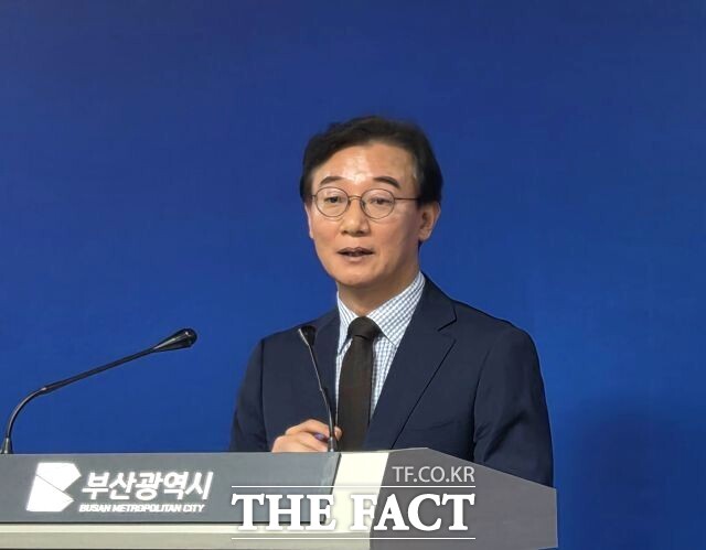 전재수 부산시장이 8일 부산시청 프레스룸에서 기자회견을 하고 있다. /손연우 기자