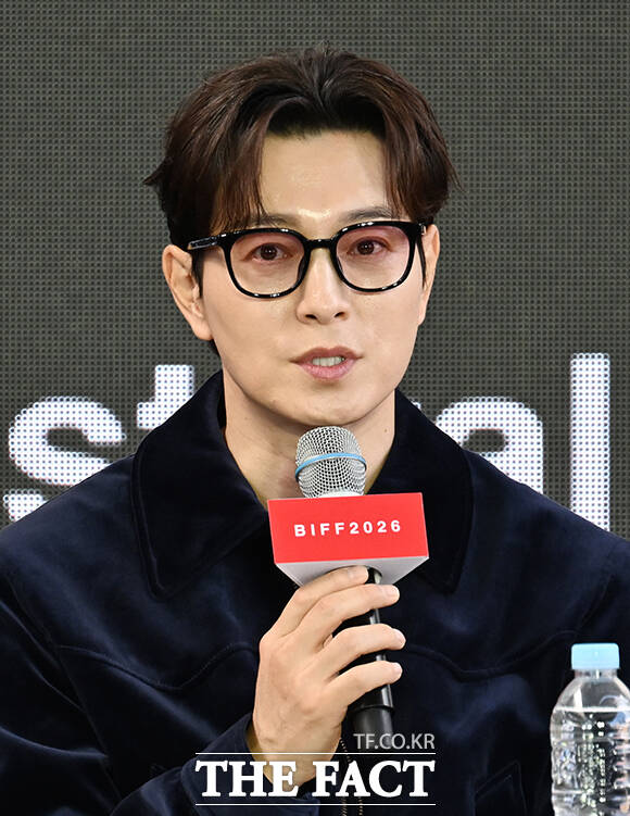 배우 정성일이 8일 오후 부산 해운대구 영화의전당 루프씨어터에서 열린 '사피엔스' 오픈토크 행사에 참석해 작품소개를 하고 있다. /부산=박헌우 기자