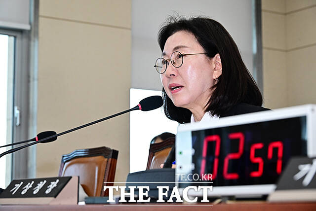 이미선 기상청장이 8일 오후 서울 여의도 국회 기후에너지환경노동위원회에서 열린 기상청에 대한 국정감사에 출석해 질의에 답변을 하고 있다. /국회=배정한 기자