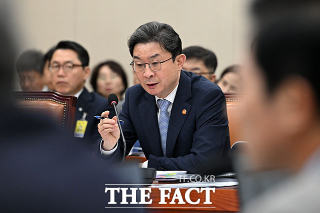 이억원 금융위원장이 8일 오후 서울 여의도 국회 정무위원회에서 열린 금융위원회 등에 대한 국정감사에서 의원 질의에 답변하고 있다. /국회=서예원 기자