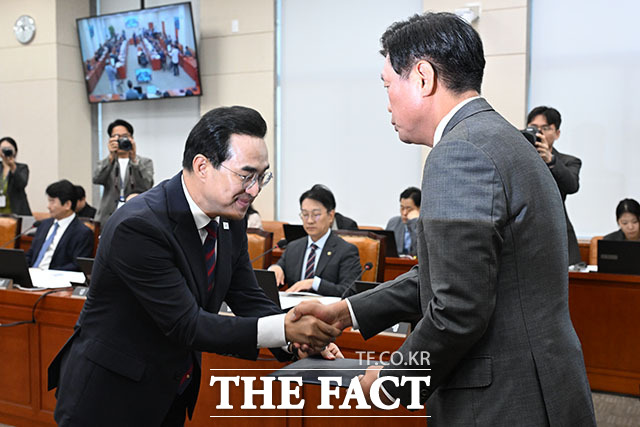 박홍근 기획예산처 장관이 조승래 위원장에게 선서문을 제출하고 있다.