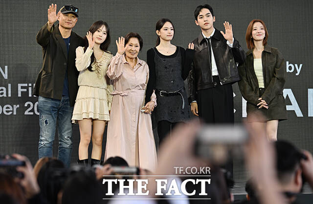 송일곤 감독과 배우 박서경, 김혜자, 최주은, 문성현, 이세영(왼쪽부터)이 호흡을 맞춘 영화 '여전히 찬란하게'는 제31회 부산국제영화제에서 관객들과 만난 후 오는 21일 개봉한다. 사진은 8일 오후 부산 해운대구 영화의전당 루프씨어터에서 열린 '여전히 찬란하게' 야외무대인사 행사에 참석해 포즈를 취하고 있는 모습. /부산=박헌우 기자