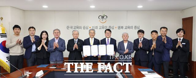 8일 대전시교육청과 민주평통 대전지역회의 관계자들이 '대전 지역 미래세대 평화·통일·민주시민교육 확대를 위한 업무협약'을 체결하고 있다. /대전시교육청