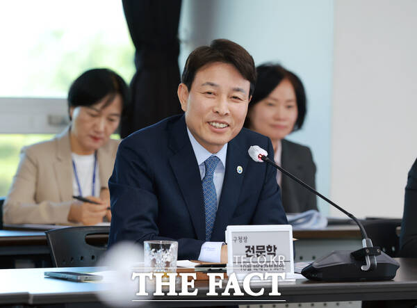 전문학 서구청장이 8일 서구청 장태산실에서 열린 간부회의에서 발언하고 있다. /대전시 서구