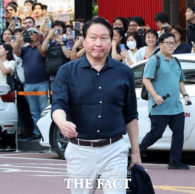 최태원 SK그룹 회장이 지난 6월 서울 마포구 서교동의 한 고깃집에서 진행된 젠슨 황 엔비디아 최고경영자와의 삼겹살 회동에 참석하고 있다. /이새롬 기자