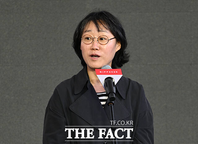 정주리 감독(왼쪽)과 배우 김도연이 8일 오전 부산 해운대구 영화의전당 루프씨어터에서 열린 '도라' 야외무대인사 행사에 참석해 포즈를 취하고 있다. /부산=박헌우 기자