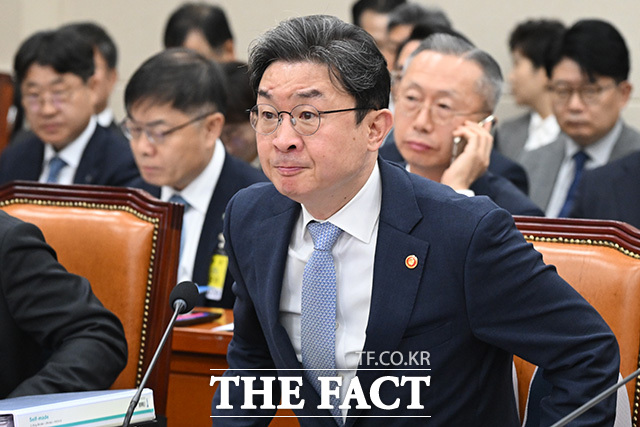 증인 선서하는 이억원 금융위원장.