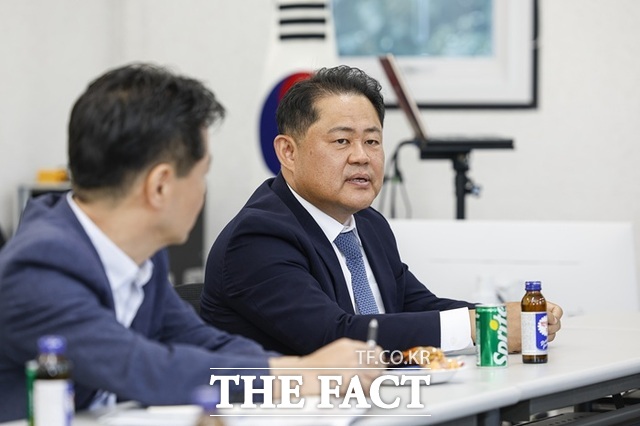 정해용 대구경북경제자유구역청장(오른쪽)이 8일 취임식을 미루고 기업을 찾아 관계자와 얘기하고 있다. /대경경자청