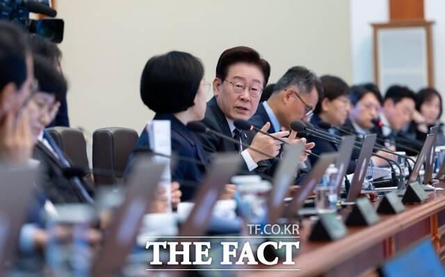 이재명 대통령이 6일 청와대에서 주재한 제43회 국무회의에서 발언하고 있다. /청와대
