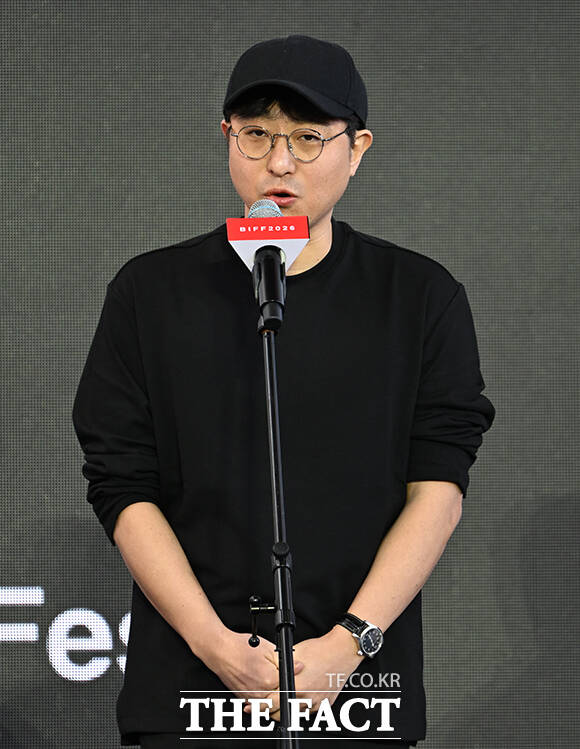 홍성민 감독(왼쪽)과 배우 정성일이 8일 오후 부산 해운대구 영화의전당 루프씨어터에서 열린 '자필' 야외무대인사 행사에 참석해 포즈를 취하고 있다. /부산=박헌우 기자