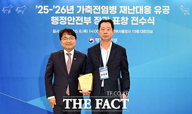 김광용 재난안전관리본부장(왼쪽)이 장진원 보령시 부시장에게 지방자치단체 표창장을 전수한 뒤 기념촬영을 하고 있다.