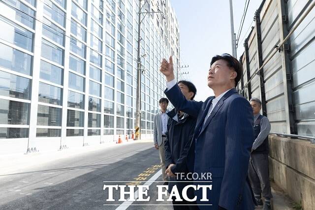 조용익 부천시장이 7일 원종동 영동주택가로주택정비사업지에서 방음벽 설치 현장을 살펴보고 있다. /부천시