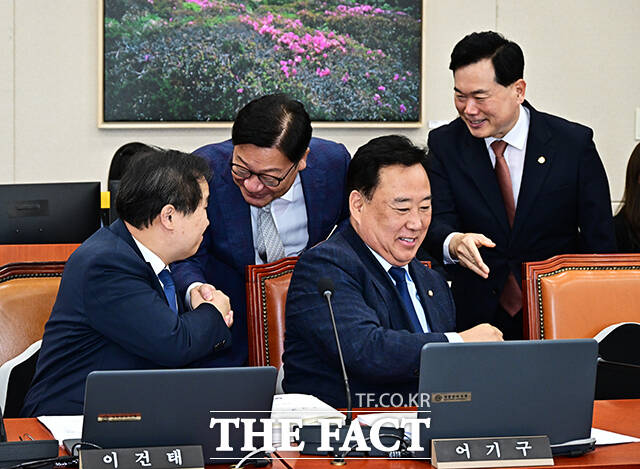 여당 의원들과 인사하는 정점식 국민의힘 원내대표.