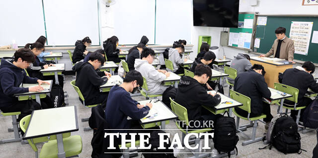 대학입시를 목적으로 고등학교를 자퇴한 뒤 재입학해 기존 성적을 초기화하는 이른바 '내신 리셋'이 끊이지 않고 있다. 전략적 선택이란 평가도 있지만, 입시 우선주의에 기댄 편법이 학생들 성장에는 도움이 되지 않을 수 있다는 지적도 나온다. /사진공동취재단