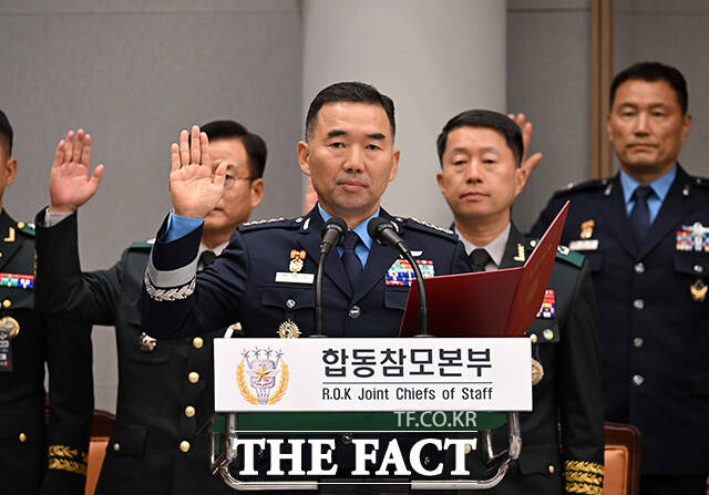 진영승 합참의장이 8일 서울 용산구 국방부에서 열린 국회 국방위원회의 합동참모본부등 국정감사에서 선서하고 있다. /국회사진기자단