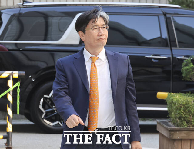 오동운 공수처장이 8일 오전 서울 서초구 서울중앙지법에서 열린 직무유기 혐의 1심 공판에 출석하고 있다. /이새롬 기자