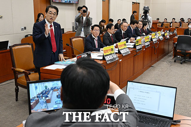 국회 재경위 야당 간사인 배준영 국민의힘 의원(왼쪽)이 8일 오전 서울 여의도 국회 재정경제기획위원회에서 열린 기획예산처에 대한 국정감사 개회를 앞두고 조승래 위원장에게 항의하고 있다. /국회=서예원 기자