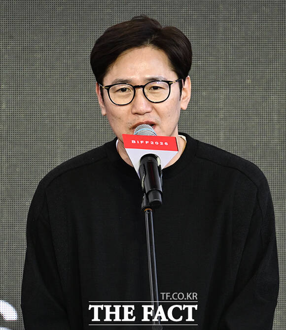 김정훈 감독과 배우 조이현, 김재원, 강유석, 배강희(왼쪽부터)가 8일 오전 부산 해운대구 영화의전당 루프씨어터에서 열린 '최종면접' 야외무대인사 행사에 참석해 포즈를 취하고 있다. /부산=박헌우 기자
