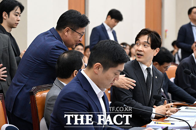 정점식 국민의힘 원내대표가 8일 오후 서울 여의도 국회 정무위원회에서 열린 금융위원회 등에 대한 국정감사장을 방문해 유동수 위원장에게 인사를 하고 있다. /국회=서예원 기자