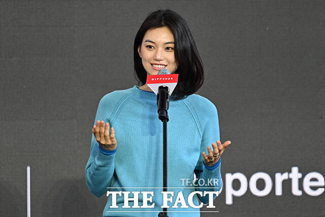 정주리 감독(왼쪽)과 배우 김도연이 8일 오전 부산 해운대구 영화의전당 루프씨어터에서 열린 '도라' 야외무대인사 행사에 참석해 포즈를 취하고 있다. /부산=박헌우 기자