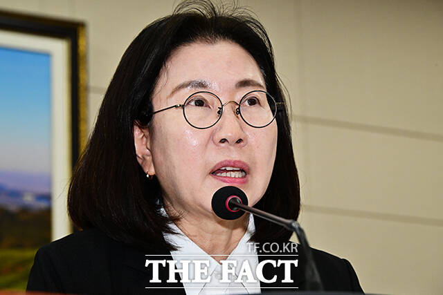 이미선 기상청장이 지난 여름 경남 거제·통영 폭우 예측 실패의 책임을 인정하고 고개를 숙였다. /국회=배정한 기자