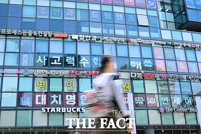 자퇴 후 재입학을 하더라도 기대 만큼 효과를 거두기 어려울 수 있고, 학교생활에서 어려움을 겪을 수 있다는 우려가 나온다. 전문가들은 자퇴 후 재입학이 입시 전략으로 활용되는 데 따른 문제를 고민할 필요가 있다고 지적한다. 사진은 서울 강남구 대치동 학원가. /남윤호 기자