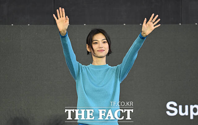 배우 김도연이 8일 오후 부산 해운대구 영화의전당 루프씨어터에서 열린 'BIFF의 발견, 빛나는 신예' 야외무대인사 행사에 참석해 손을 흔들고 있다. /부산=박헌우 기자