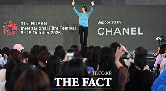 배우 김도연이 8일 오후 부산 해운대구 영화의전당 루프씨어터에서 열린 'BIFF의 발견, 빛나는 신예' 야외무대인사 행사에 참석해 손을 흔들고 있다. /부산=박헌우 기자