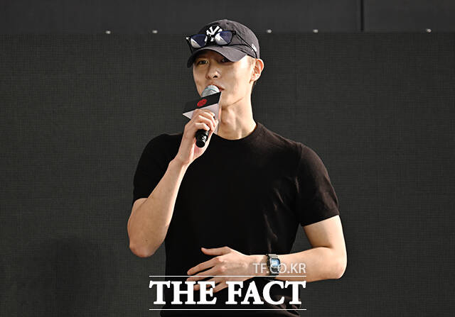 배우 이재욱(오른쪽)이 8일 오후 부산 해운대구 영화의전당 루프씨어터에서 열린 '꿀알바' 오픈토크 행사에 참석해 인사말을 하고 있다. /부산=박헌우 기자