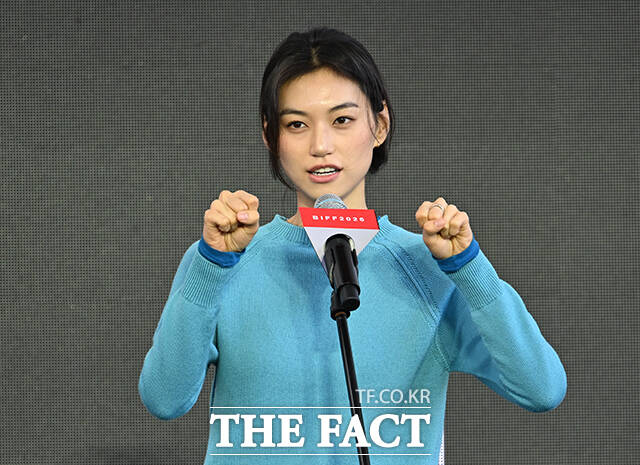배우 김도연이 8일 오후 부산 해운대구 영화의전당 루프씨어터에서 열린 'BIFF의 발견, 빛나는 신예' 야외무대인사 행사에 참석해 손을 흔들고 있다. /부산=박헌우 기자