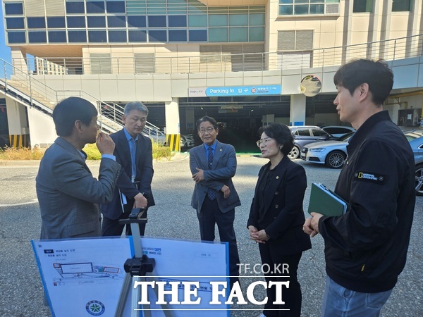 대전시의회 복지환경위원회가 8일 용운국제수영장 리모델링 공사와 임시 워밍업 풀장 설치 계획을 점검했다. /대전시의회