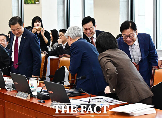 정혜경 진보당 의원과 인사하는 정점식 국민의힘 원내대표.