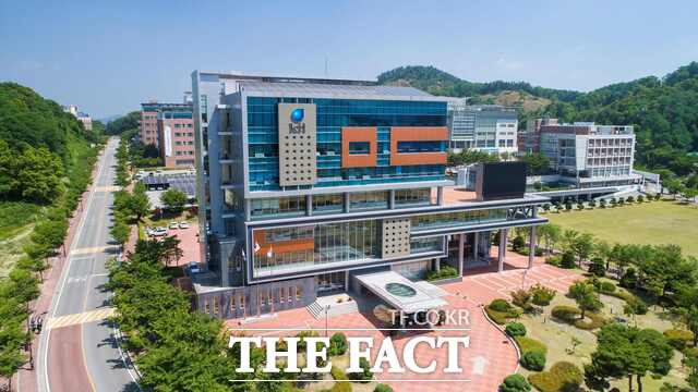국립금오공과대학교 석·박사과정생 8명이 '2026 연구장려금 지원사업'에 선정돼 총 1억 8500만 원을 지원받아 차세대 배터리·로봇·청정에너지 기술 연구에 나선다. 금오공대 전경. /금오공대