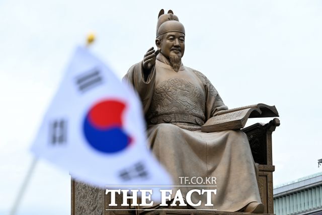 행정안전부는 '내 곁에 한글'을 주제로 580돌 한글날 경축식을 9일 오전 10시 서울 종로구 세종문화회관에서 개최한다고 밝혔다. 한글날인 지난해 10월 9일 서울 광화문광장 세종대왕 동상에 태극기가 날리고 있다. /서예원 기자